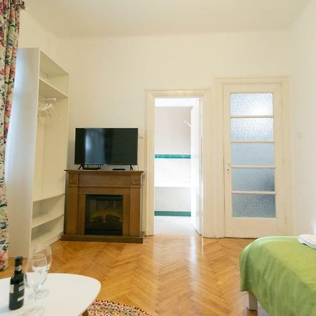Bright Studio In The Heart Of The City With Netflix Бухарест Экстерьер фото